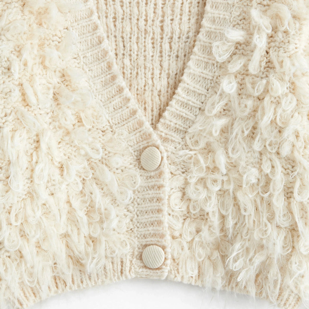Flauschiger Kurz-Cardigan mit Knöpfen