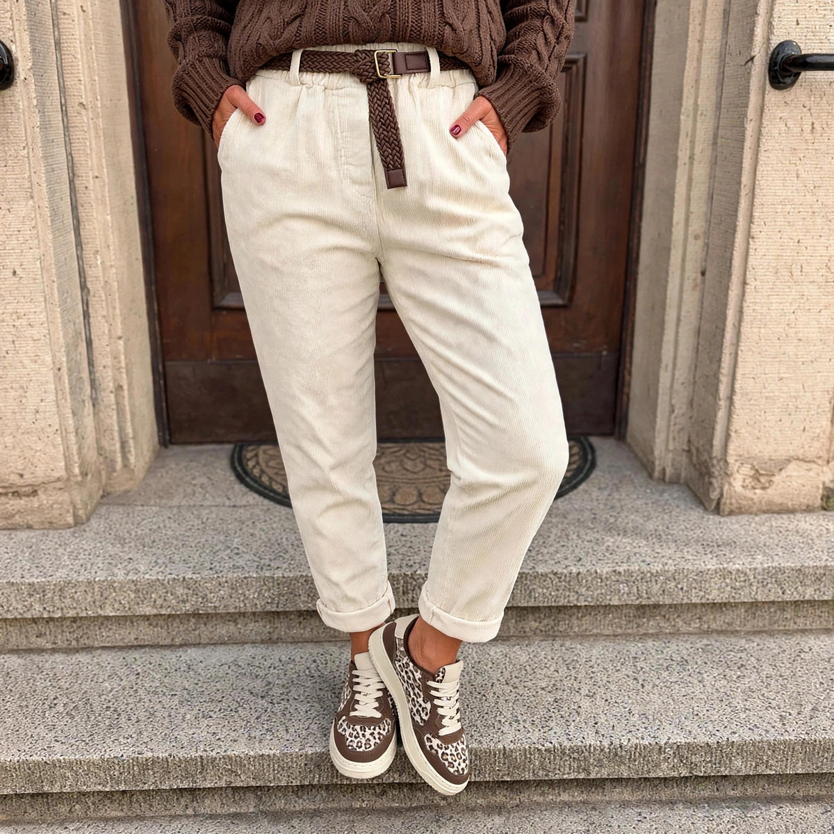 Damen Schlupfhose in Cordoptik mit Flechtgürtel – Made in Italy