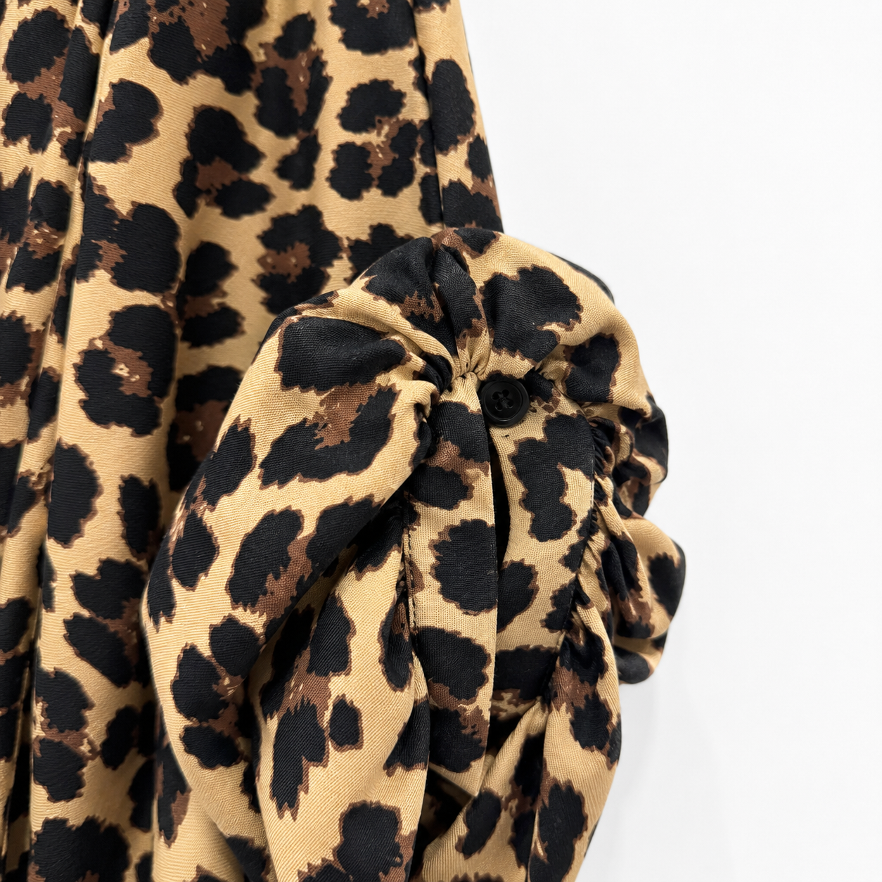 Leo-Bluse mit Volantärmeln